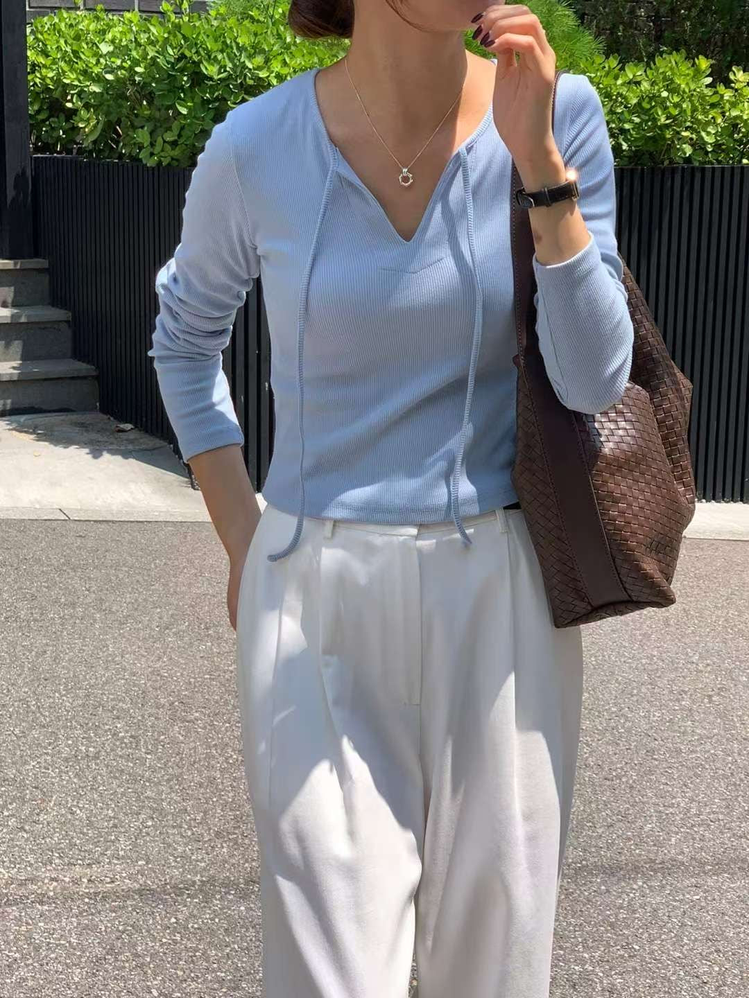 // 小V領綁繩彈性親膚TEE