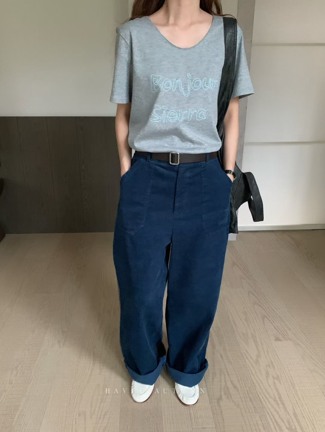 // 簡約設計車線字母TEE