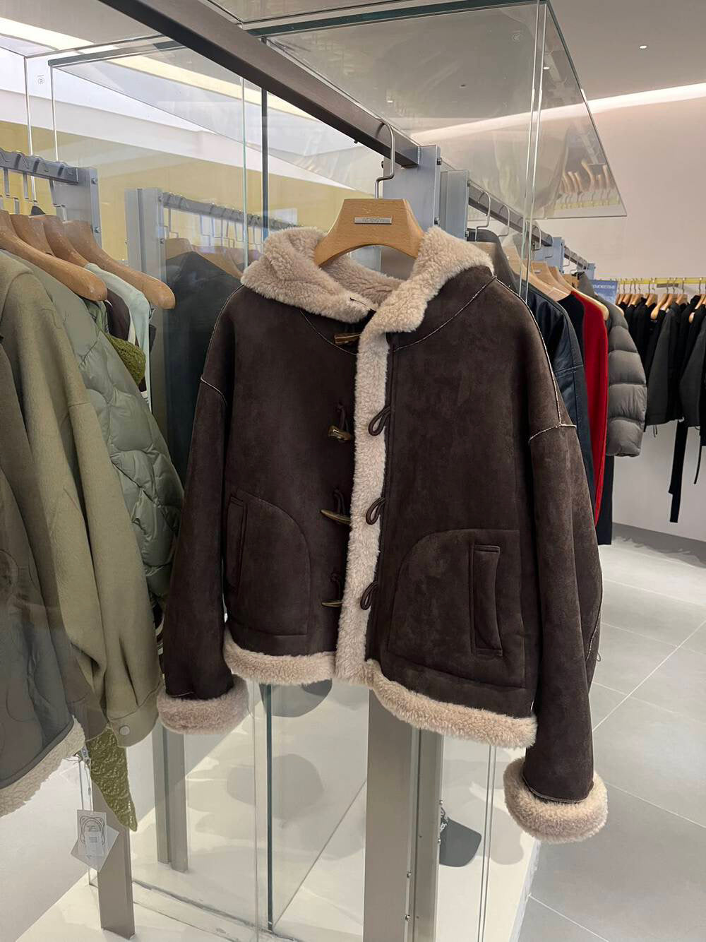 // 復古感皮毛一體連帽牛角鈕外套