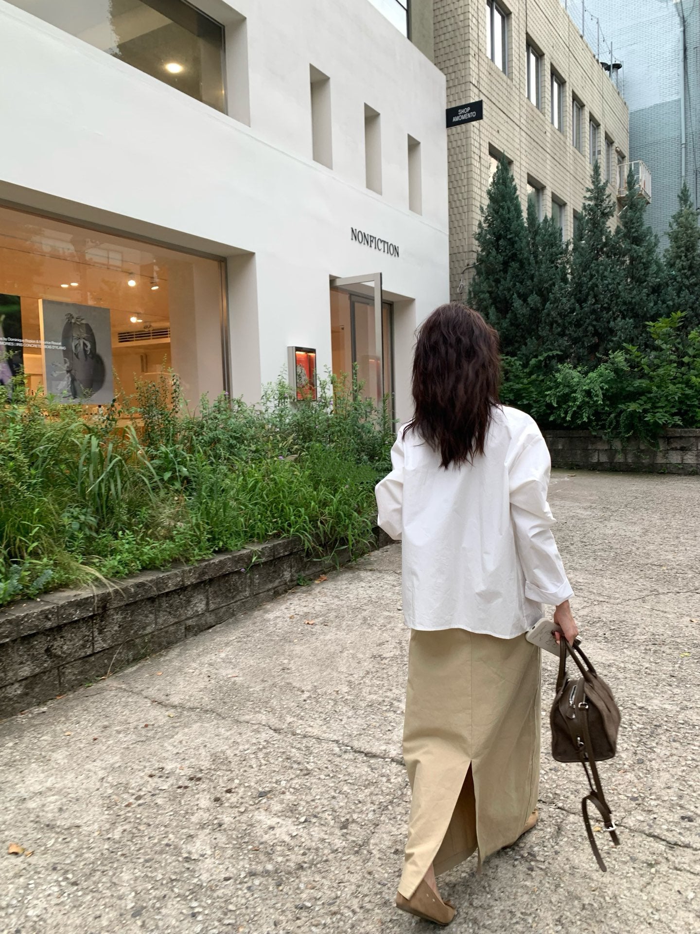 // 娃娃領壓褶設計弧邊SH