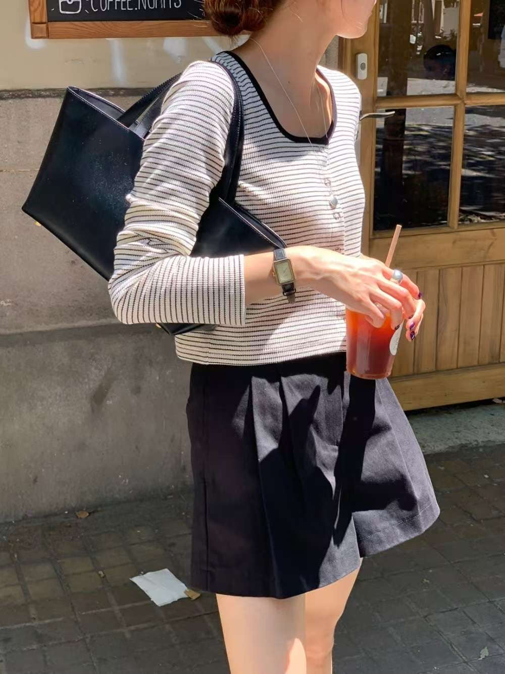 // 顯瘦露鎖骨間條開胸上衣