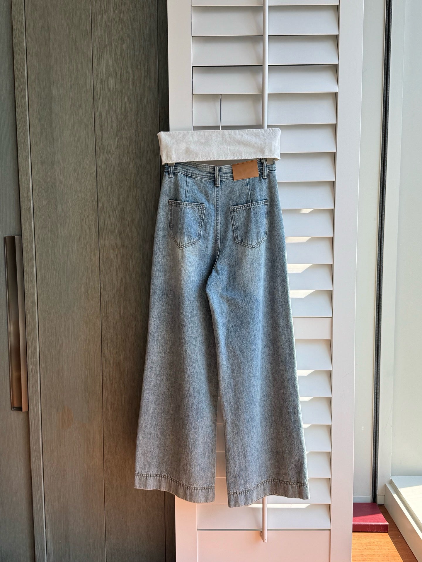 // 搭扣褲頭超顯腿長全長牛仔褲