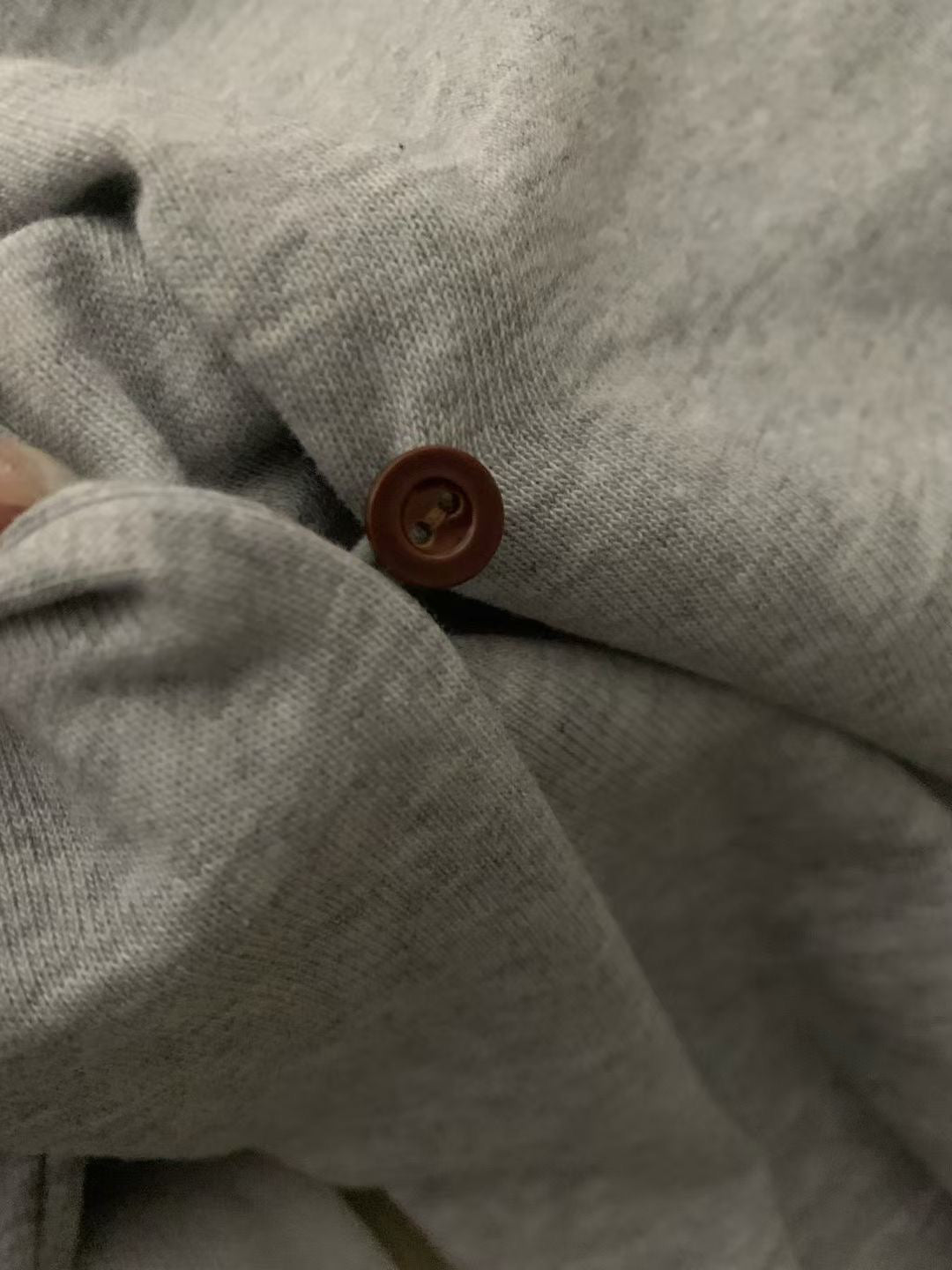 // 設計感微收腰鈕扣TEE