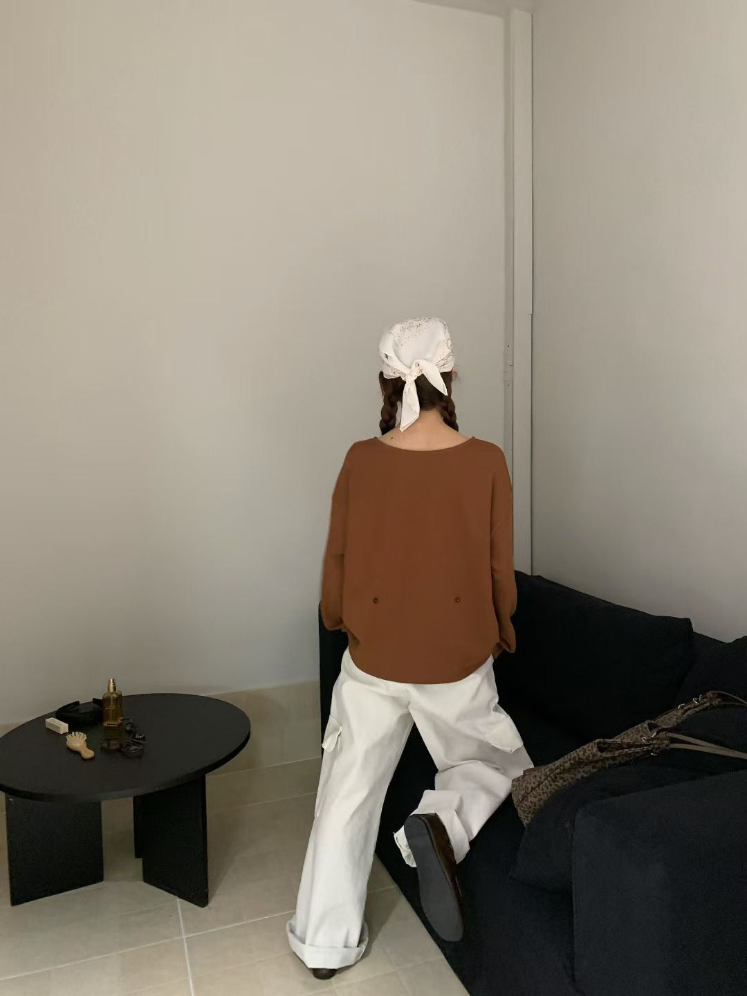 // 設計感微收腰鈕扣TEE