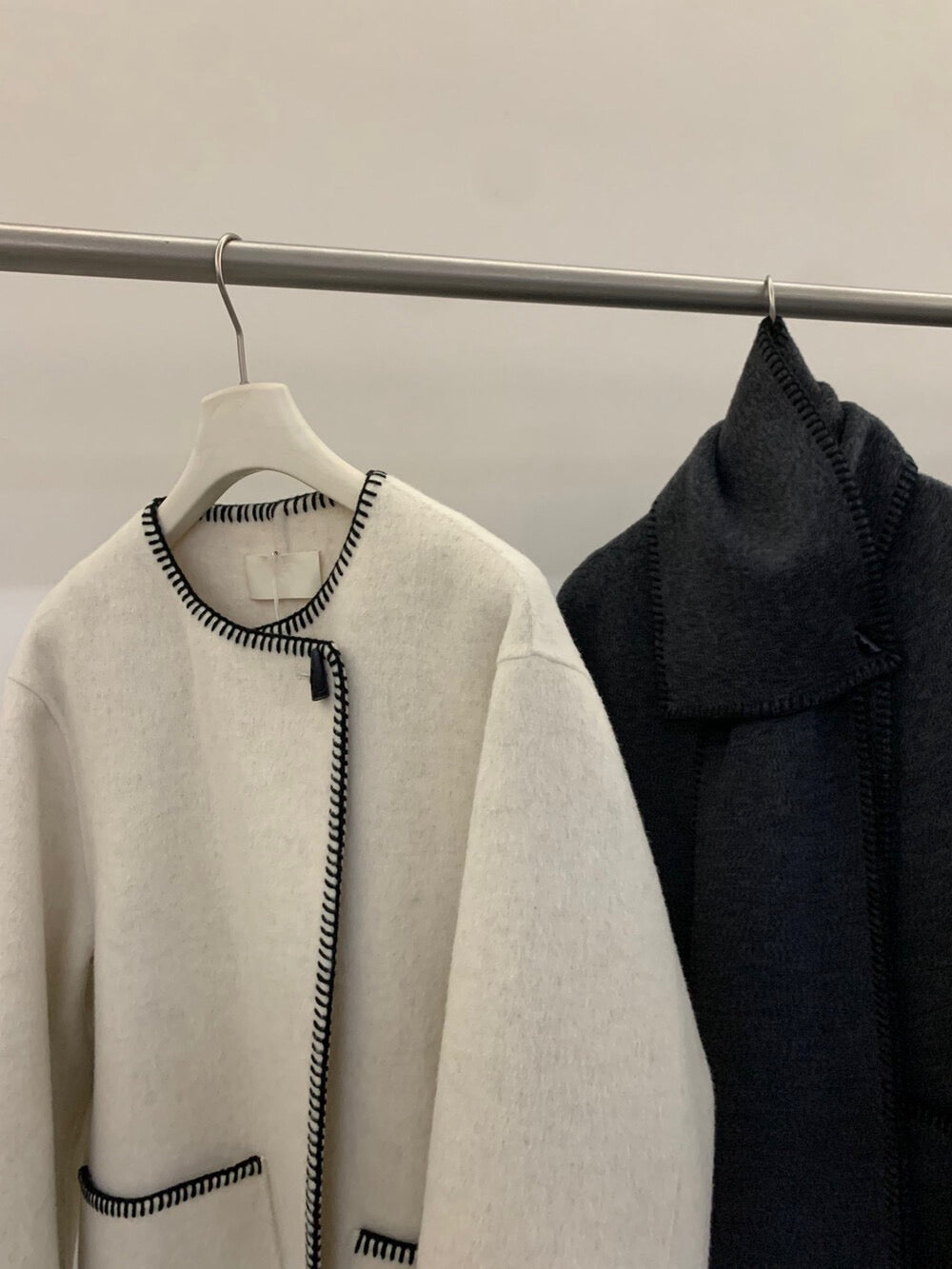 // 100%羊毛撞色鎖邊手工外套(連頸巾)