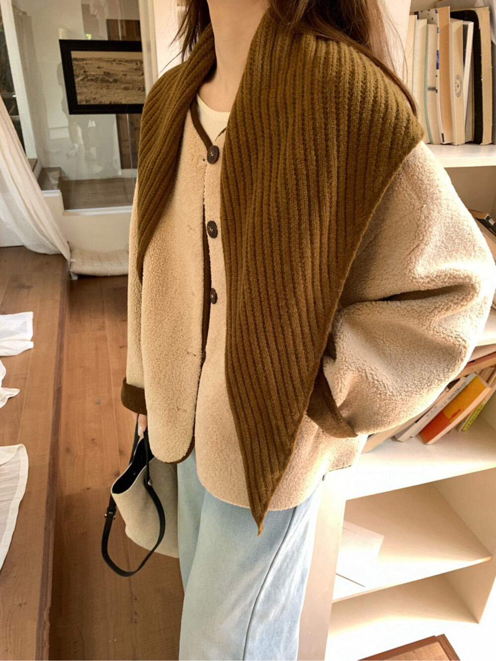 // 連披肩弧邊羊羔毛外套