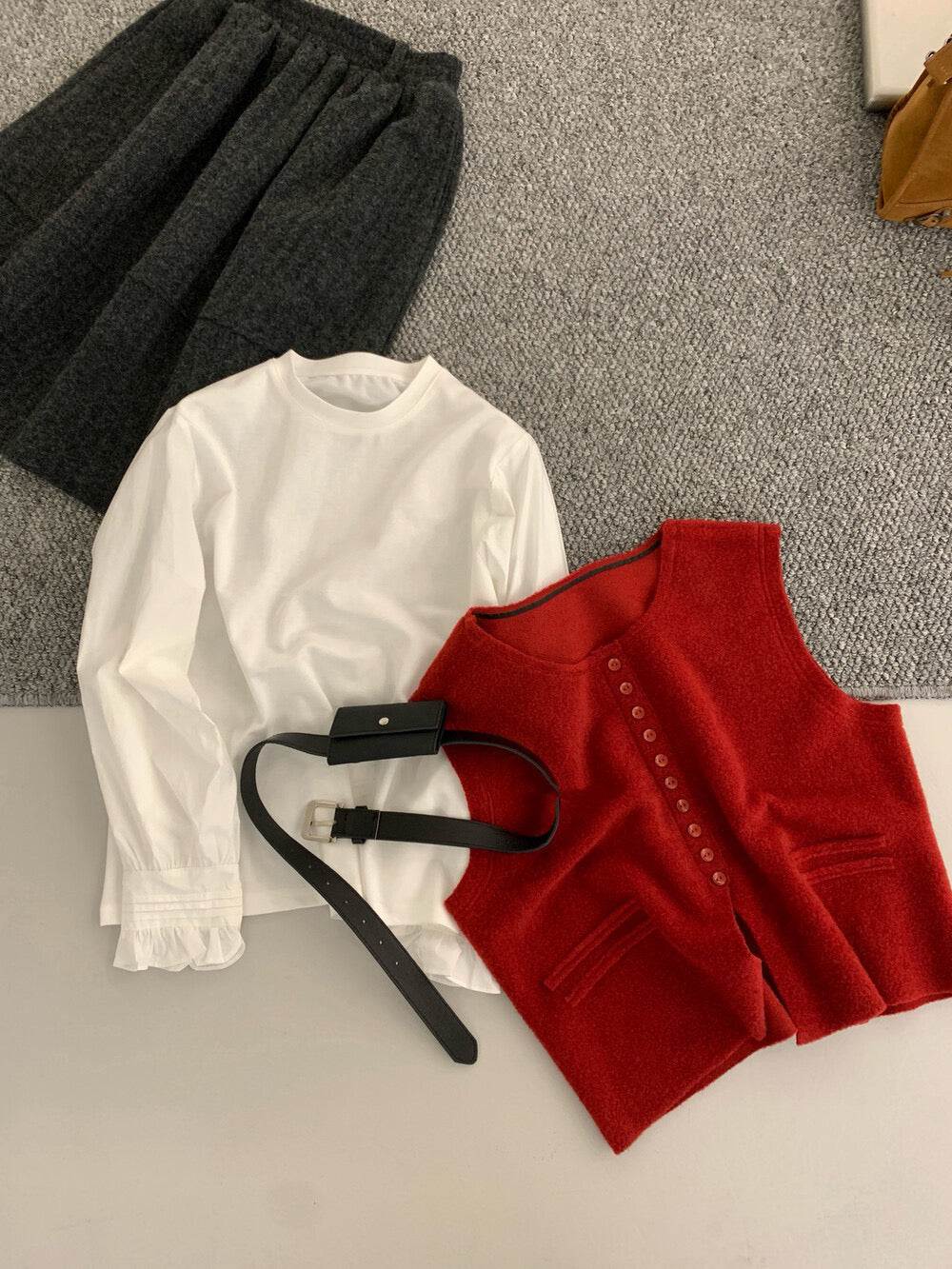 // 簡約鈕扣針織馬甲+花邊袖長袖上衣套裝