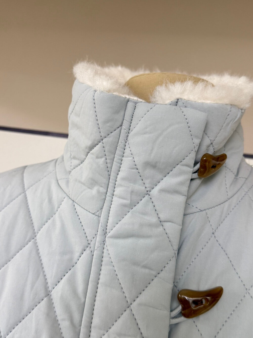 // 毛毛邊可抽繩腰牛角鈕菱格夾棉短外套