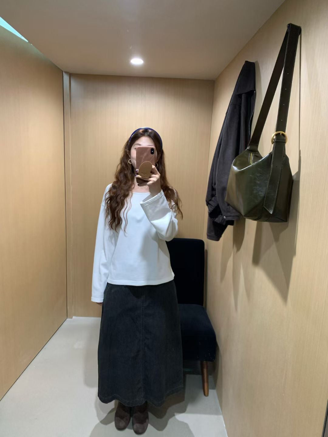 // 設計感微收腰鈕扣TEE