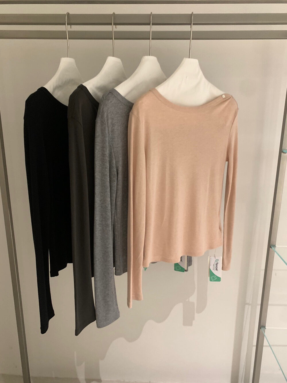 // 17%羊毛天絲鈕扣肩TEE