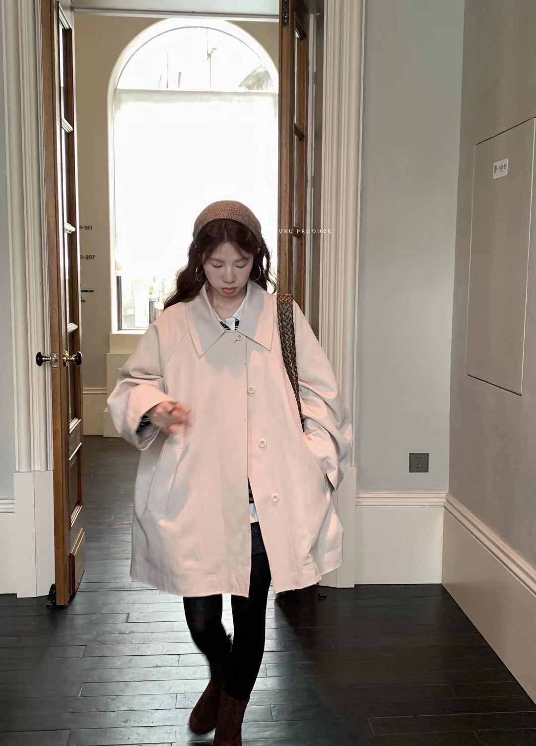 // 簡單利落的中長翻領trench coat