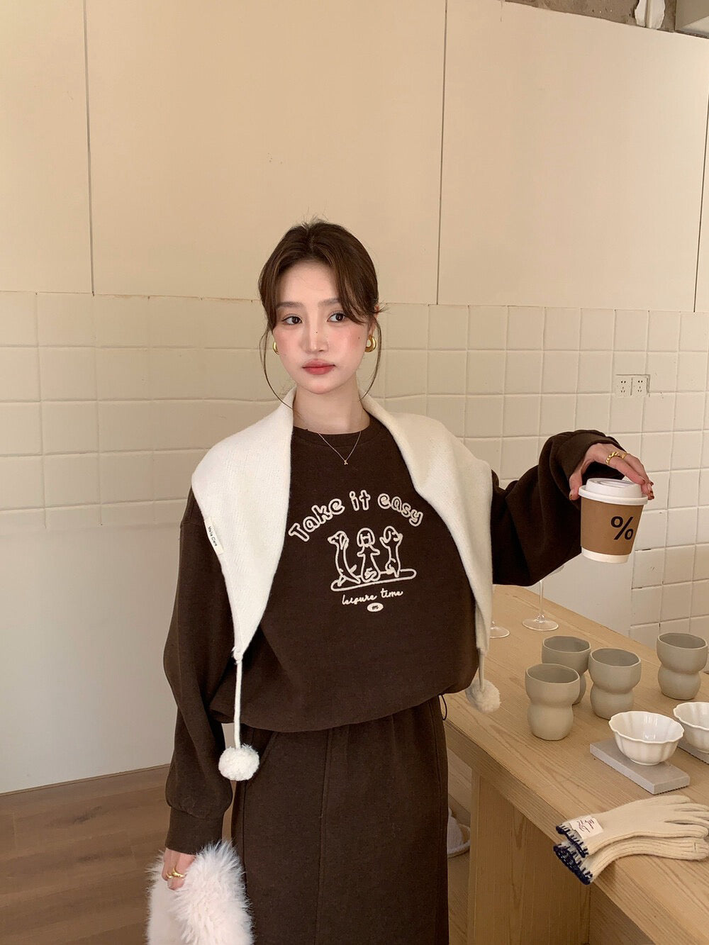 // 可愛刺繡圖案加絨衛衣+中裙套裝(連針織披肩)