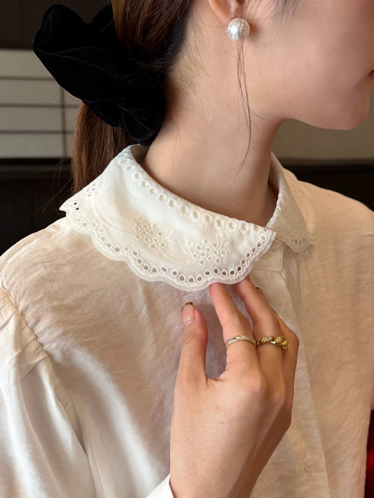 // 精緻花邊刺繡圓翻領BL