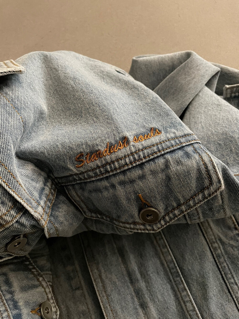 // 復古感刺繡字洗水牛仔外套
