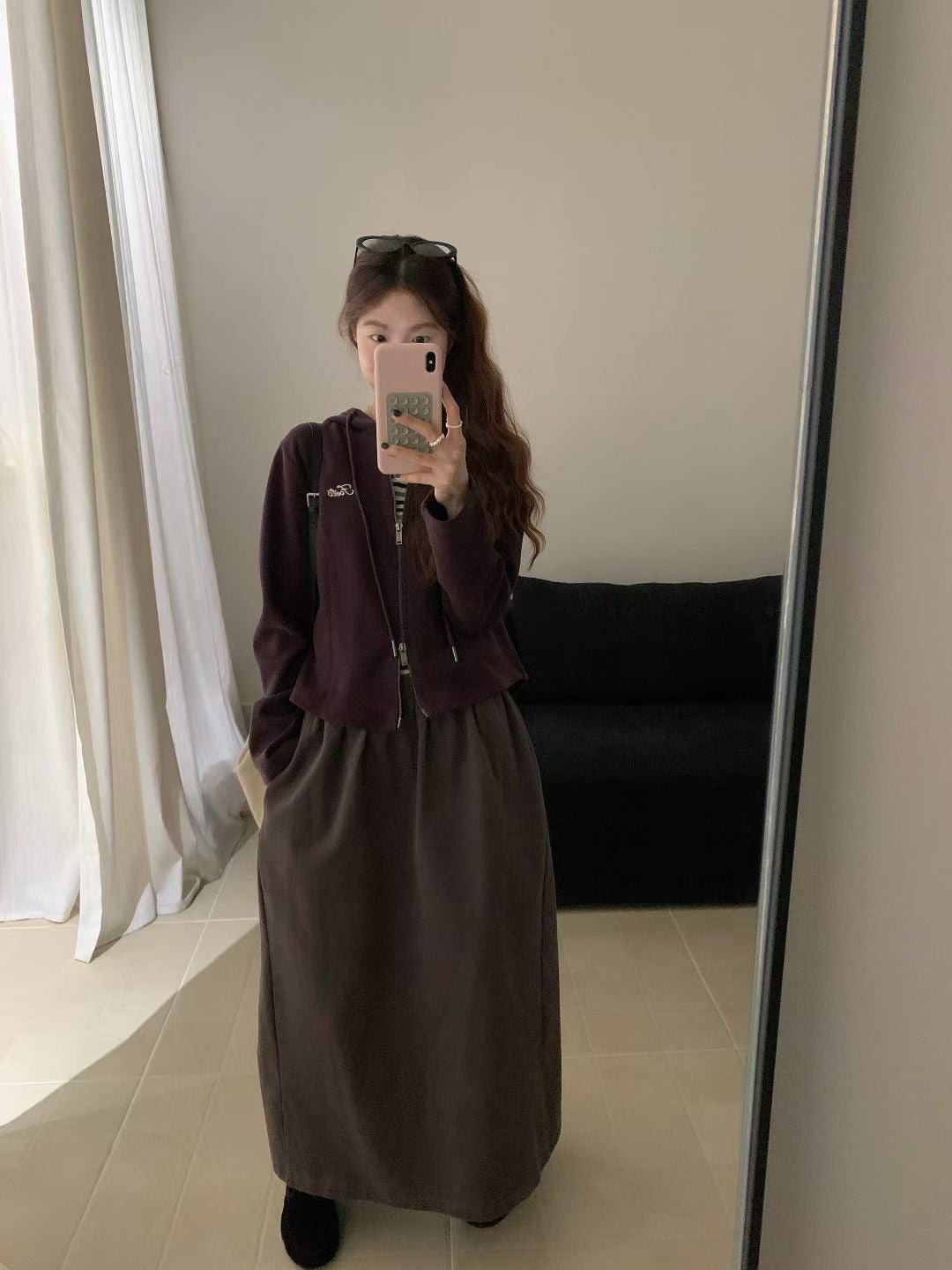 // 腰部弧型剪裁顯瘦刺繡字衛衣外套