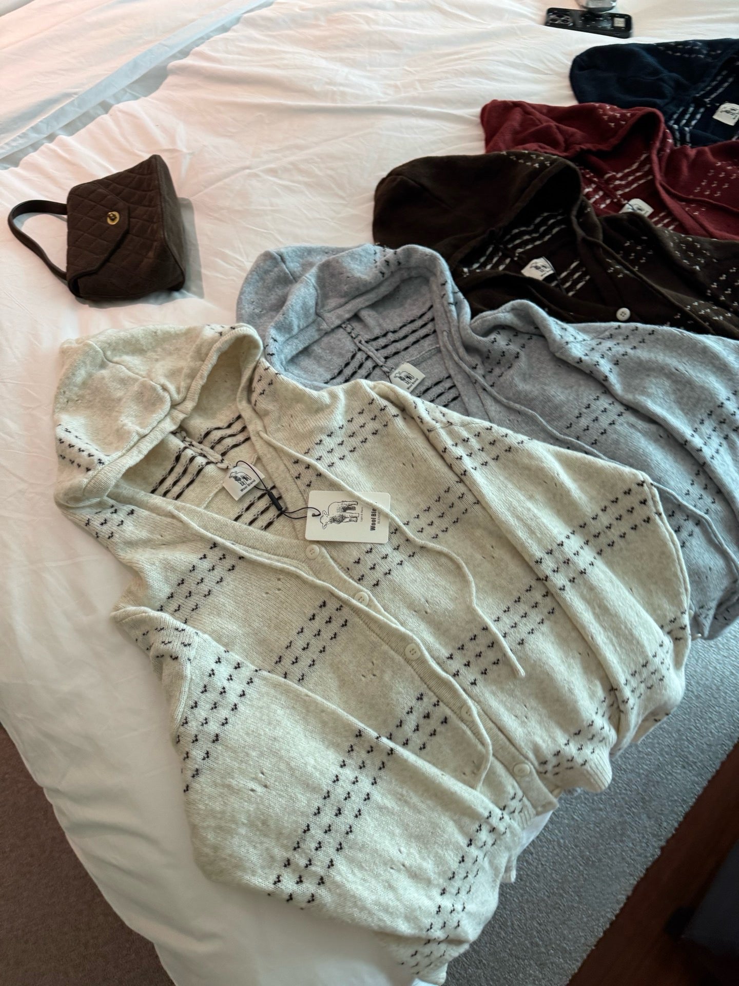 // 心心刺繡鏤空通花連帽CD