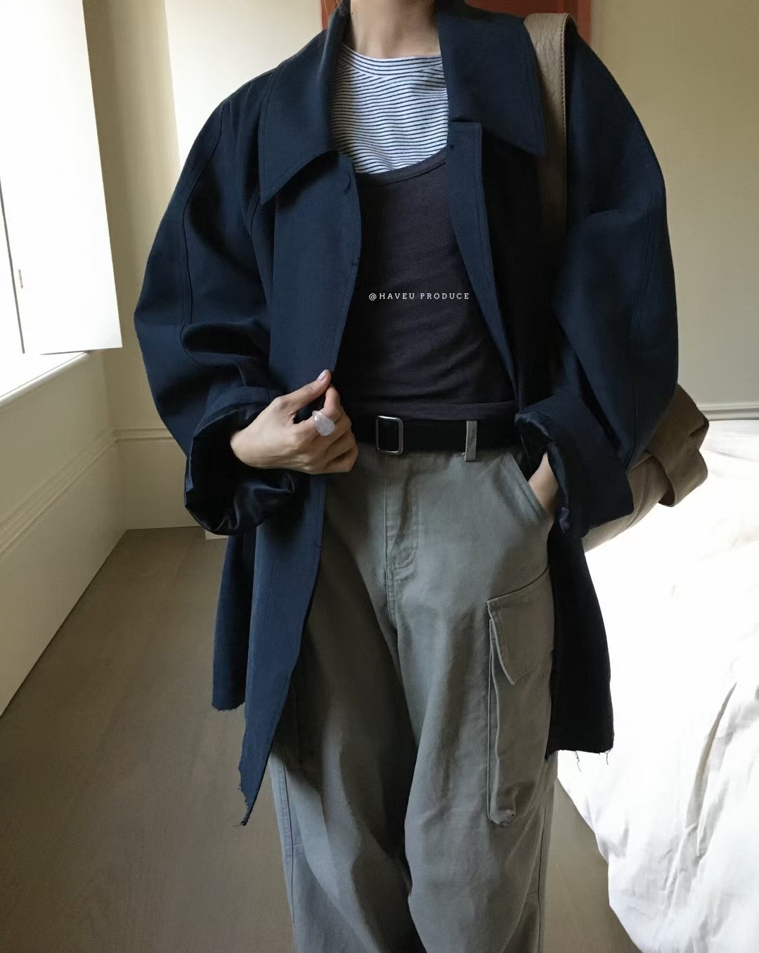 // 簡單利落的中長翻領trench coat