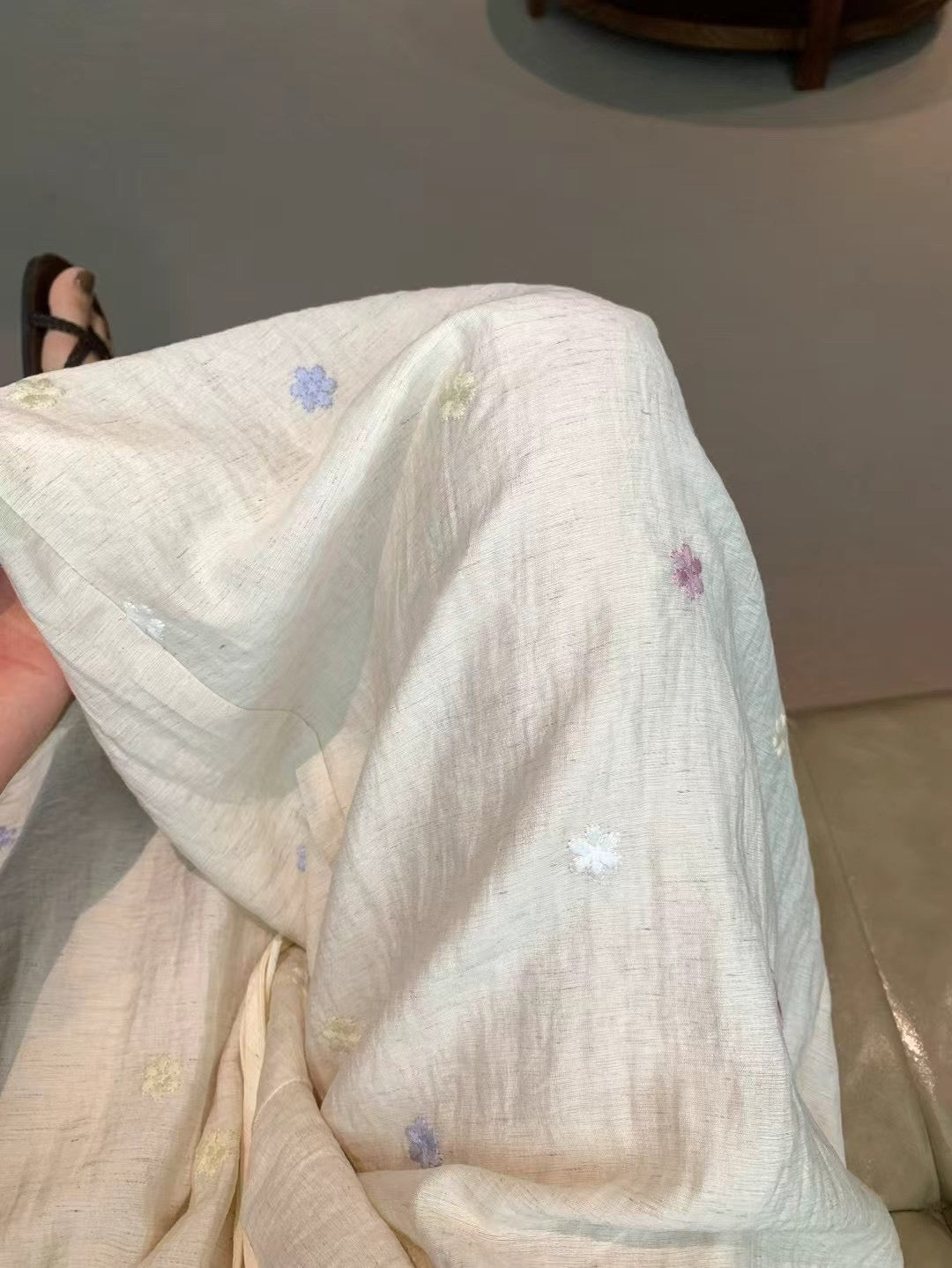 // 免燙滑滑質感刺繡小花休閒褲