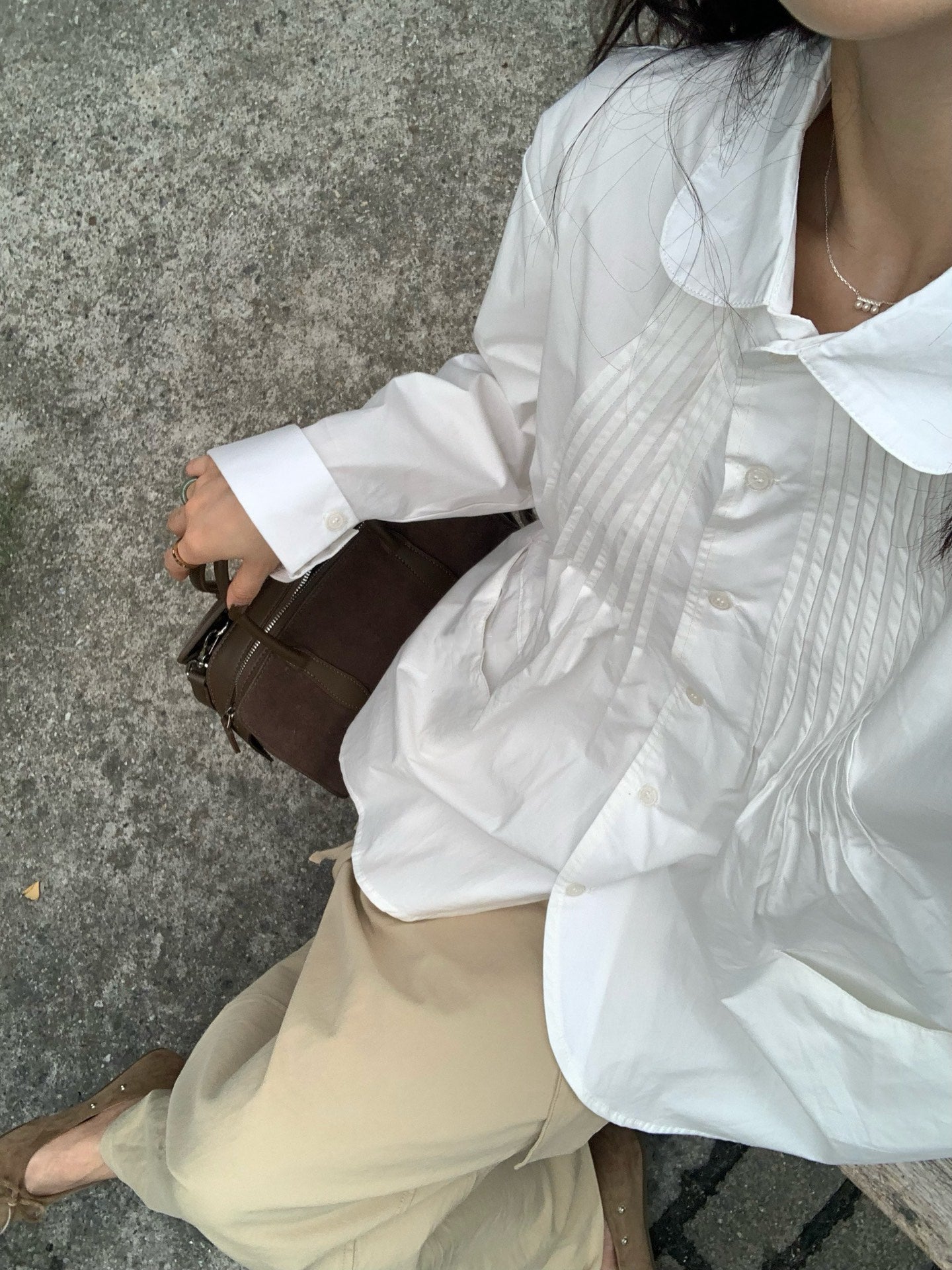 // 娃娃領壓褶設計弧邊SH