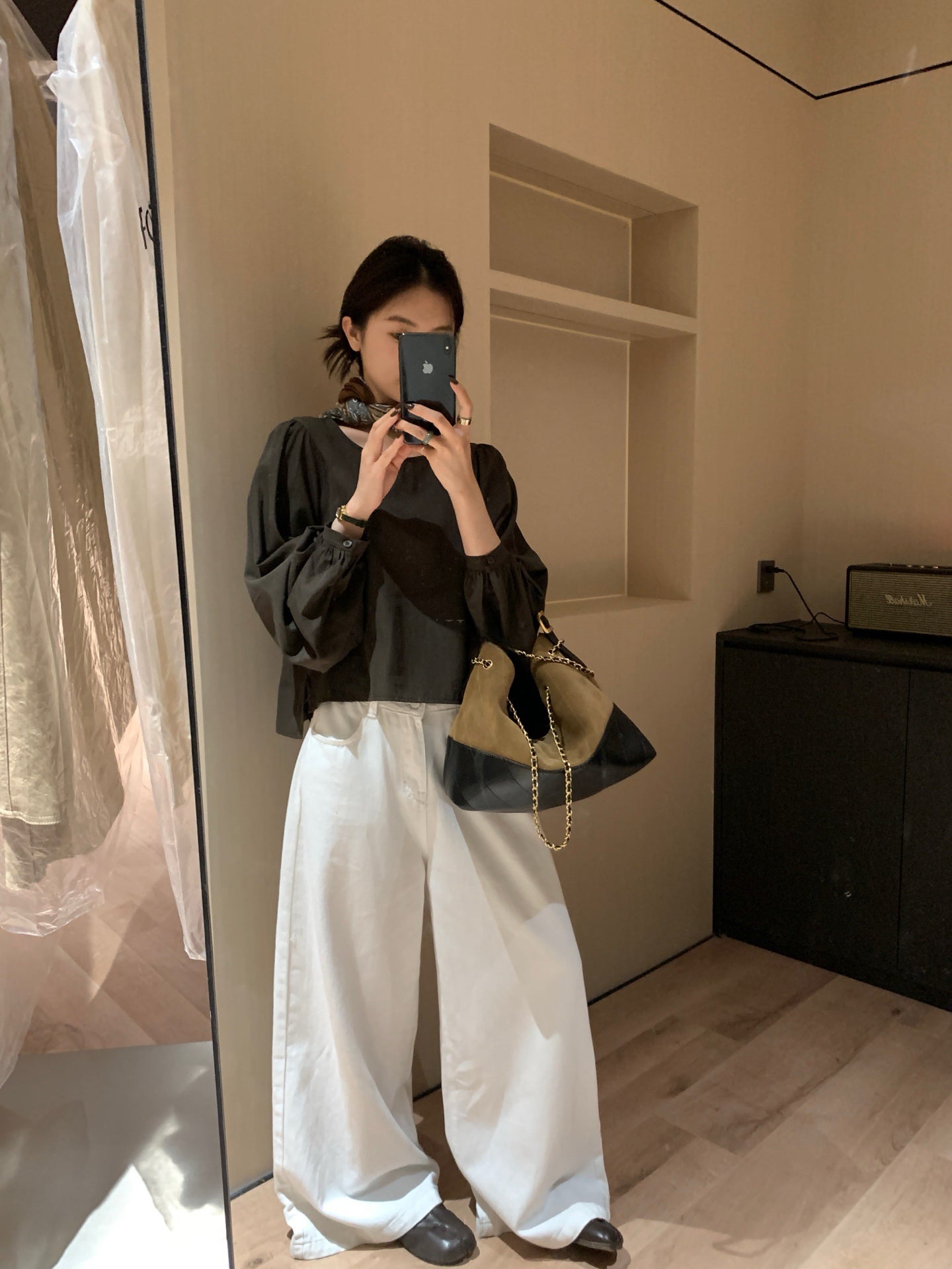 // 光滑質感微公主袖前短後長BL