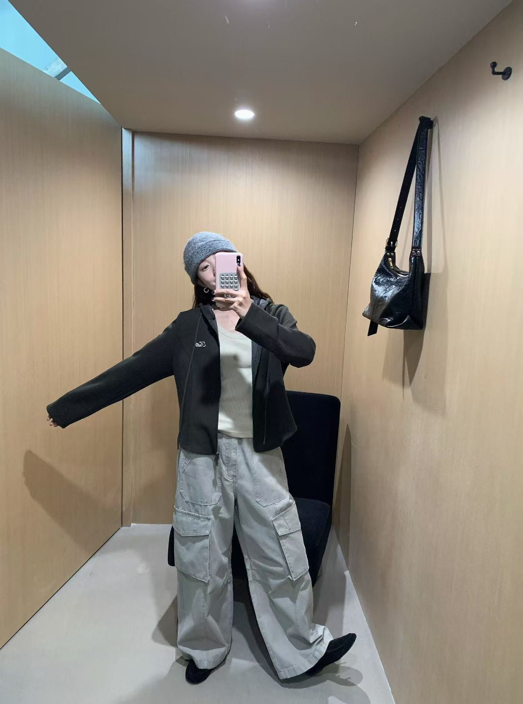 // 腰部弧型剪裁顯瘦刺繡字衛衣外套