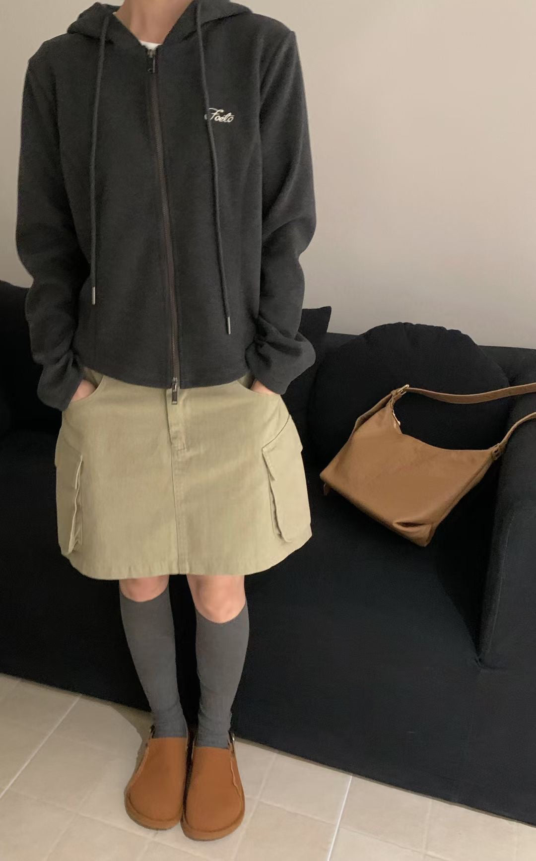 // 腰部弧型剪裁顯瘦刺繡字衛衣外套