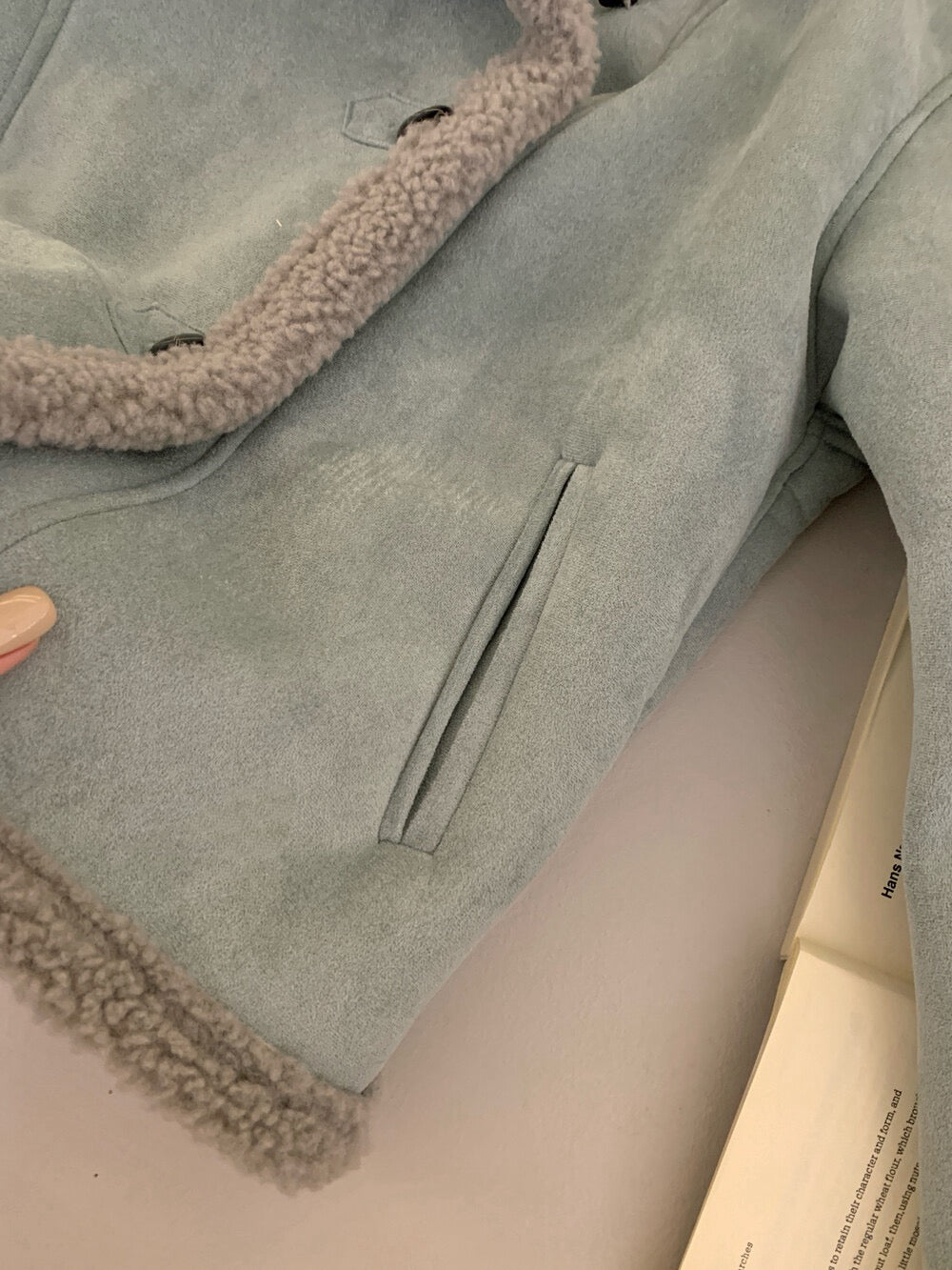 // 麂皮絨加羊羔毛底側排扣帥氣短款外套