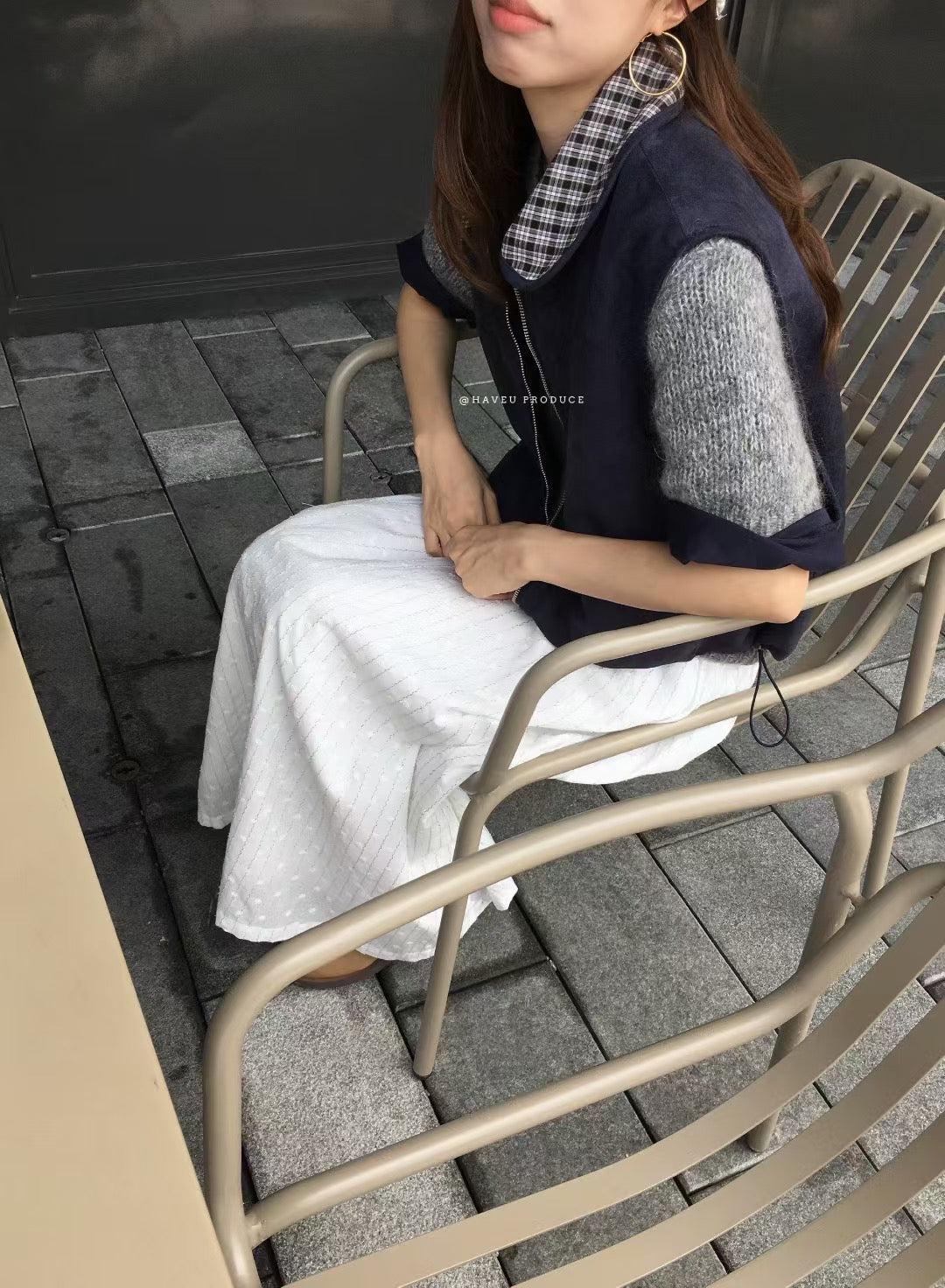 // 麂皮絨拼弧邊格仔圓領背心外套