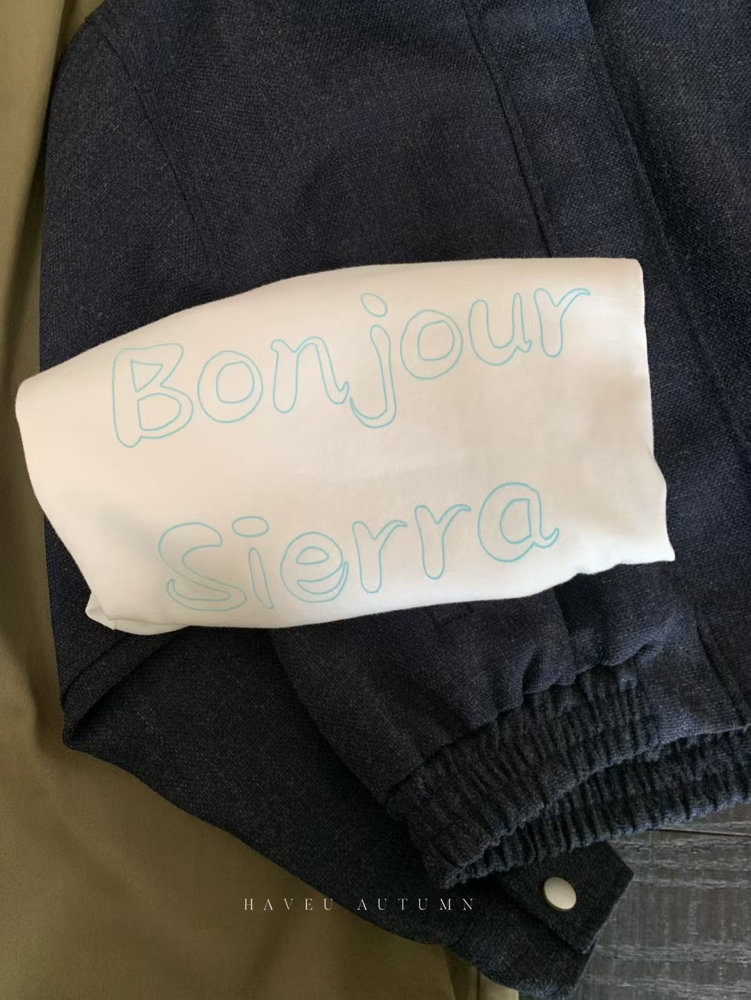 // 簡約設計車線字母TEE
