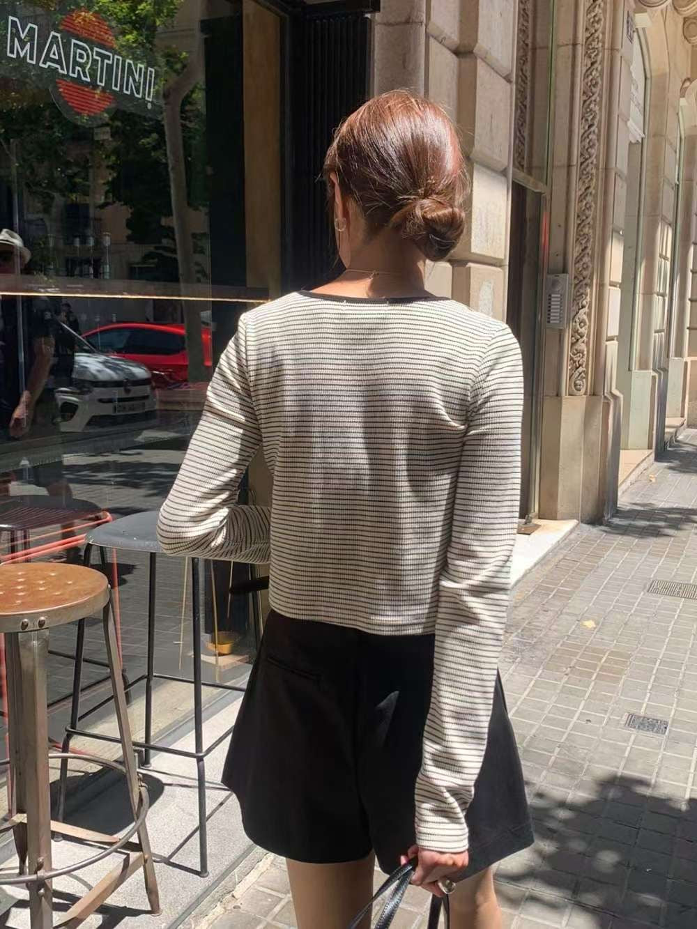 // 顯瘦露鎖骨間條開胸上衣