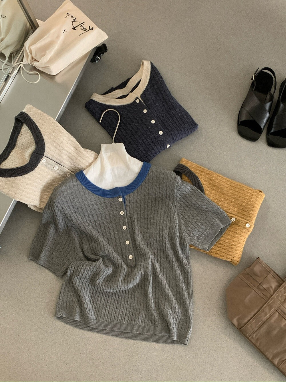 // 撞色領細麻花半鈕扣短袖NT