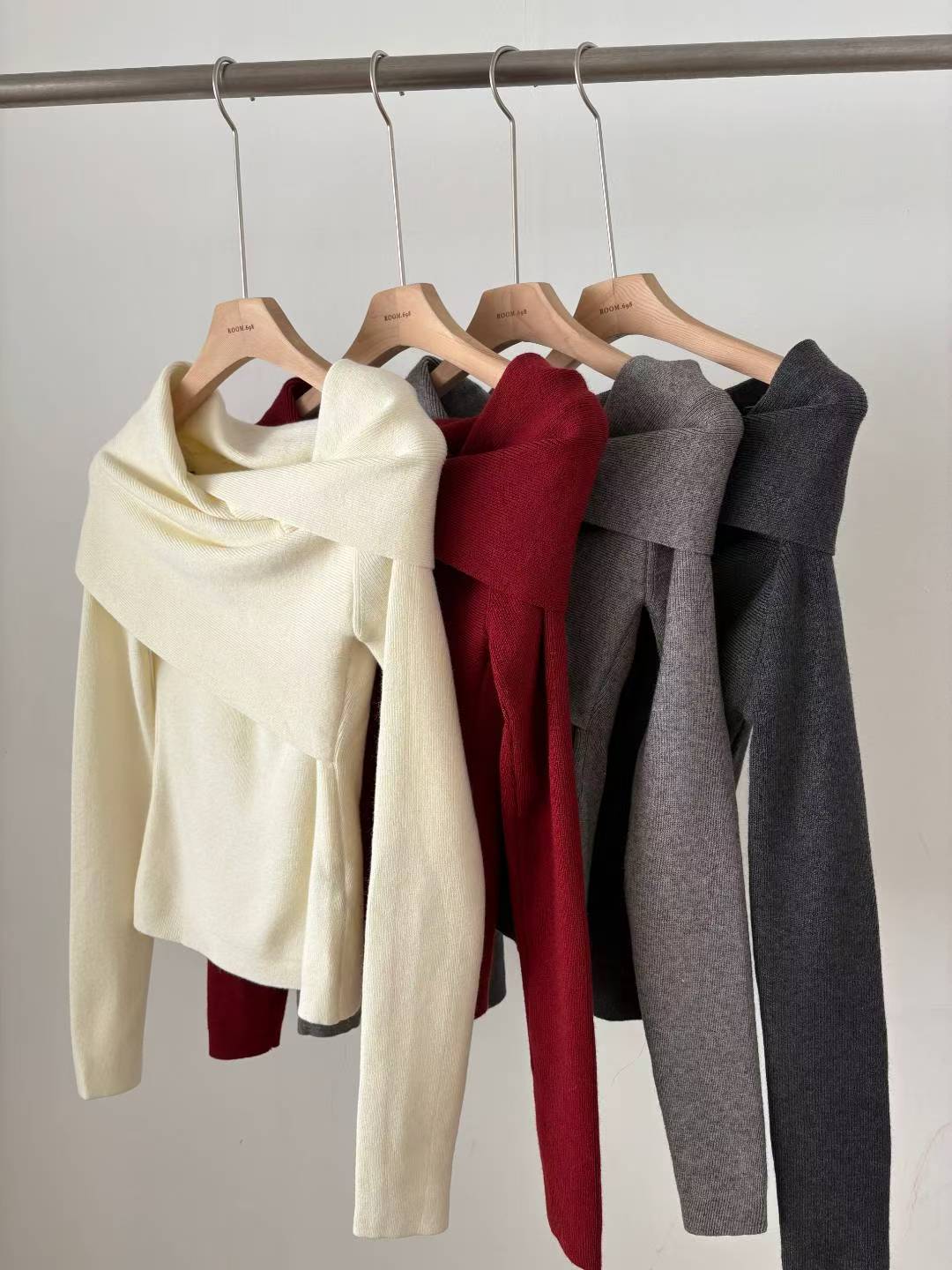 // 設計感交叉一字領小性感NT