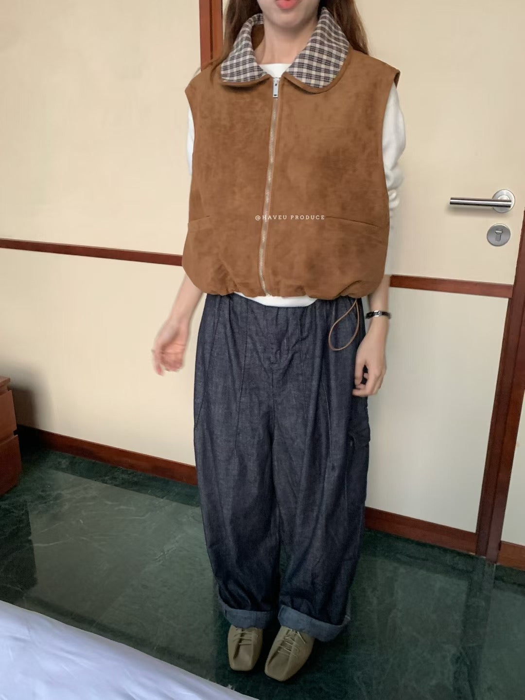 // 麂皮絨拼弧邊格仔圓領背心外套