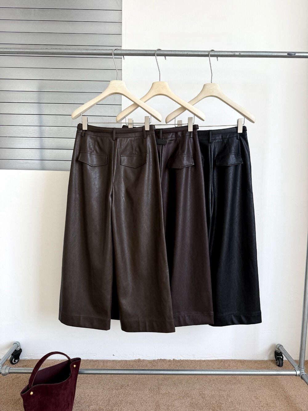 // 復古感超顯瘦連腰帶皮褲