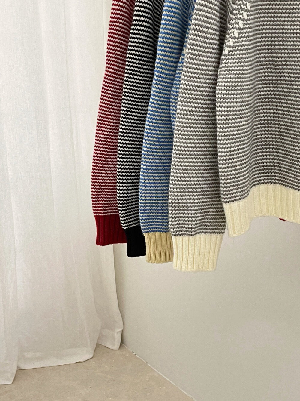 // 設計感撞色領一粒鈕細間條毛衣