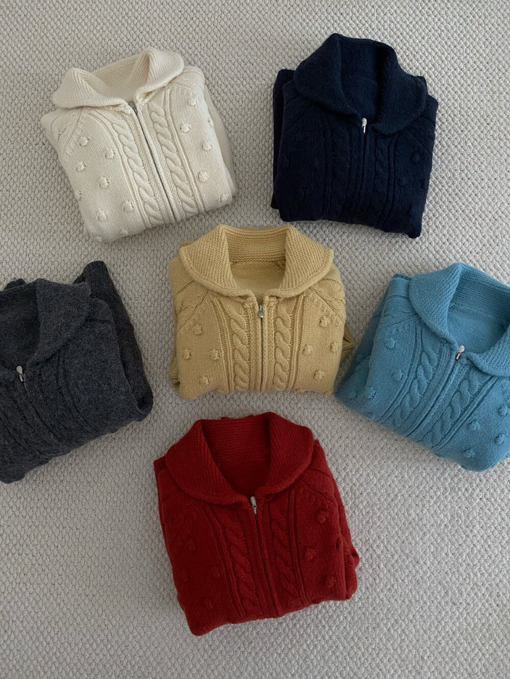 // 立體點點麻花圓翻領拉鍊CD