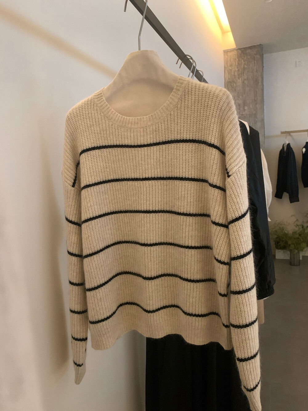 // 簡約慵懶感間條毛衣