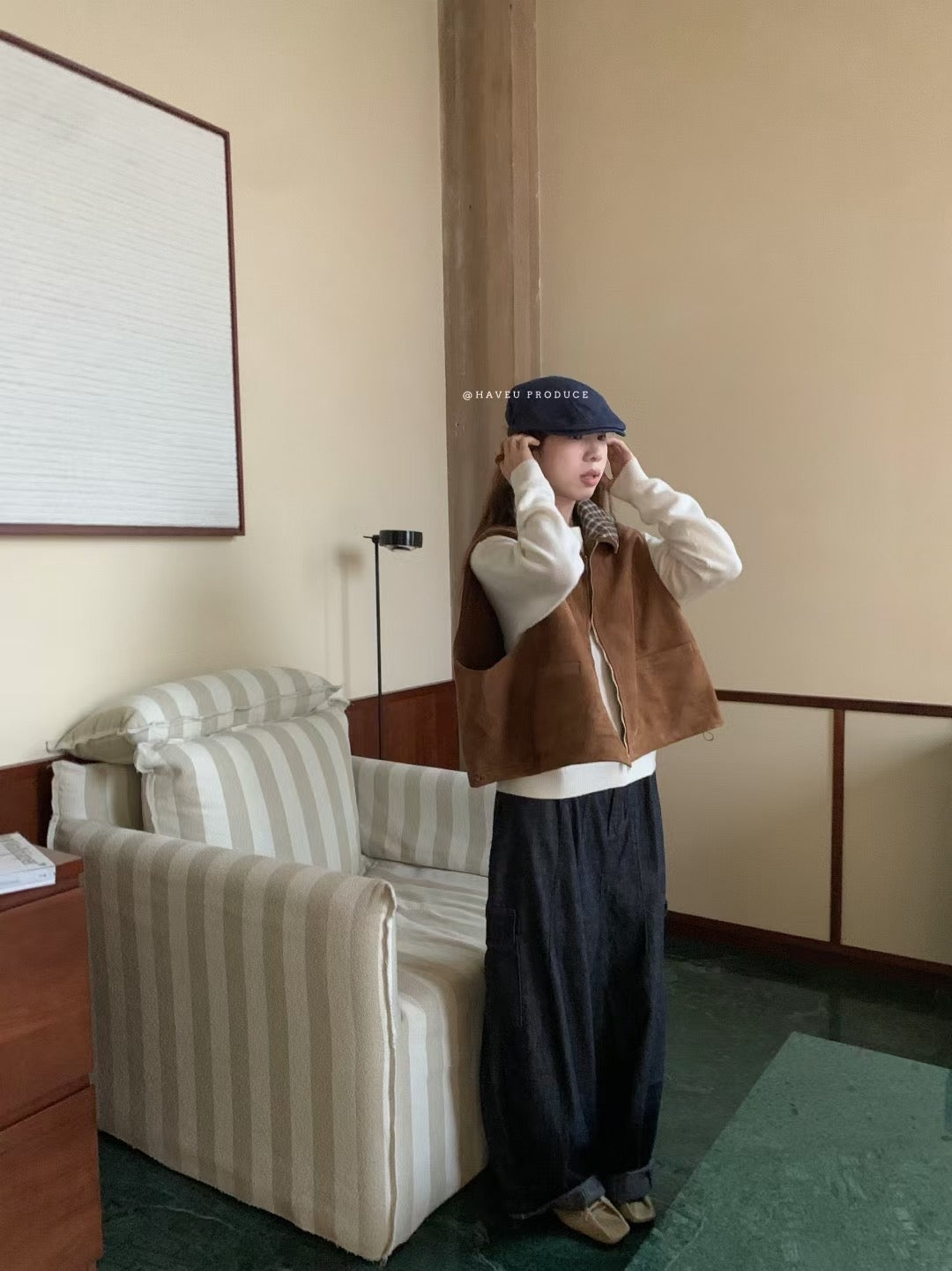 // 麂皮絨拼弧邊格仔圓領背心外套