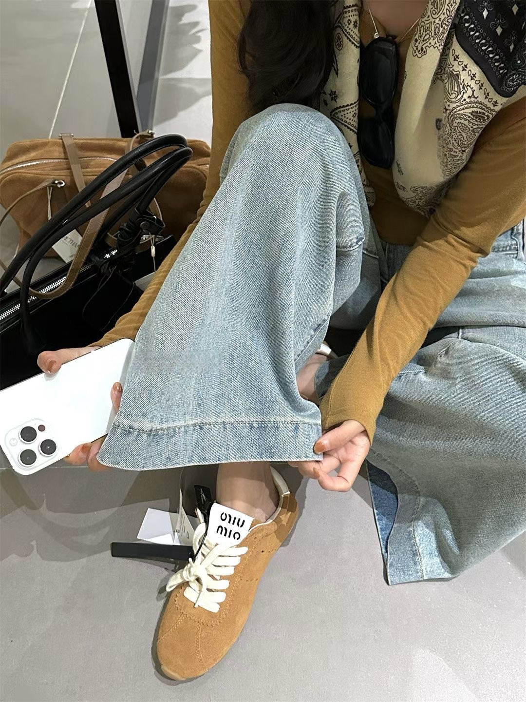 // 超淺洗水雙口袋微闊腳牛仔褲