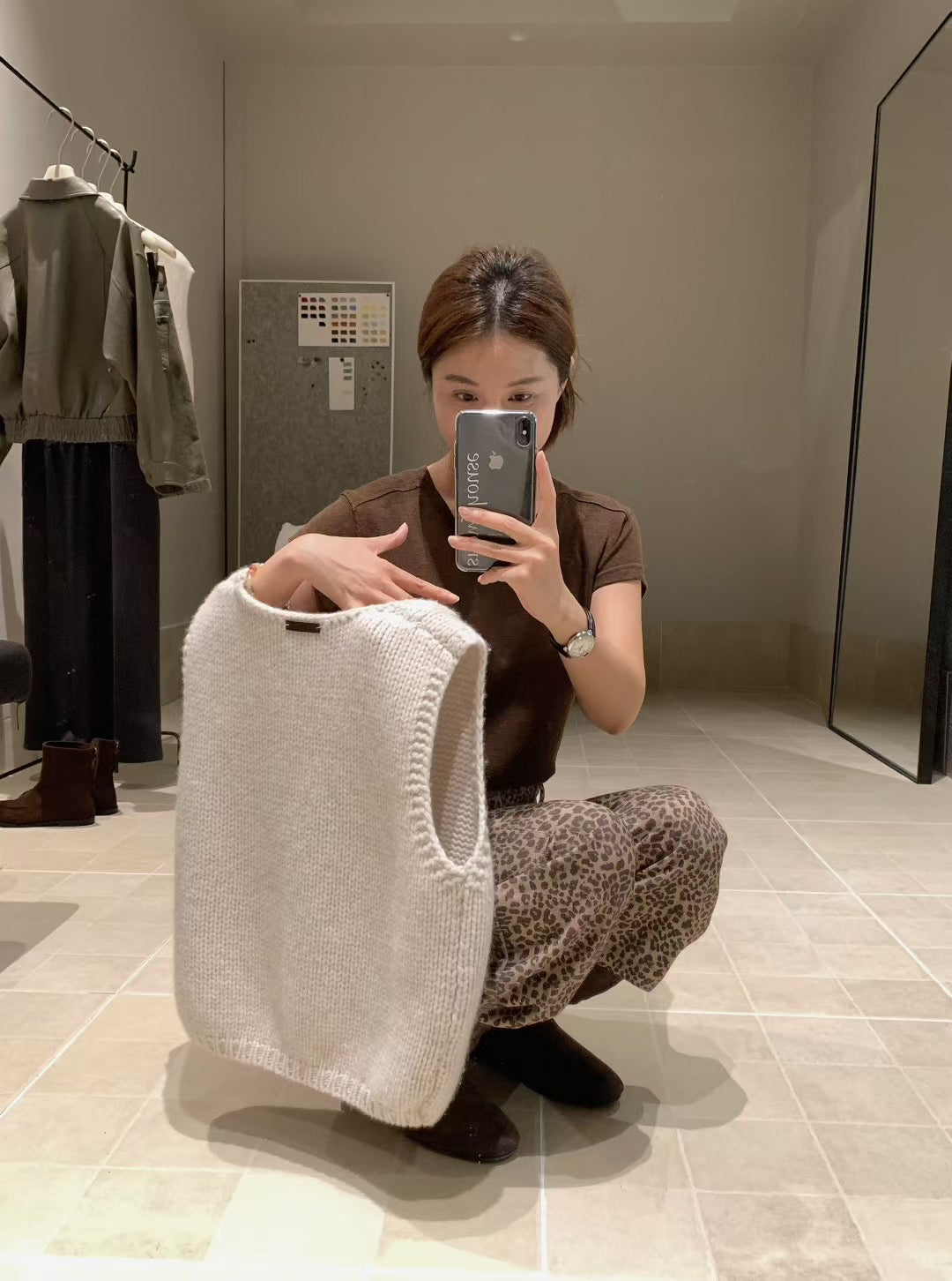 // 必入後貼標麻質秋冬色系TEE