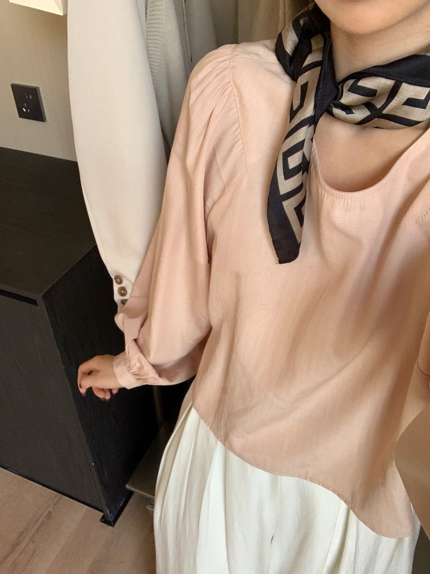 // 光滑質感微公主袖前短後長BL