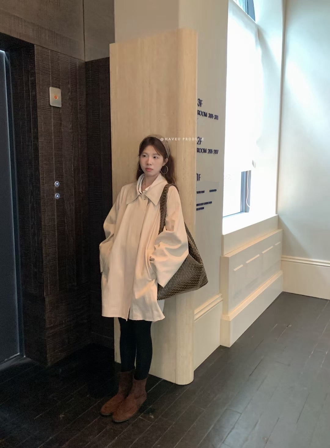 // 簡單利落的中長翻領trench coat