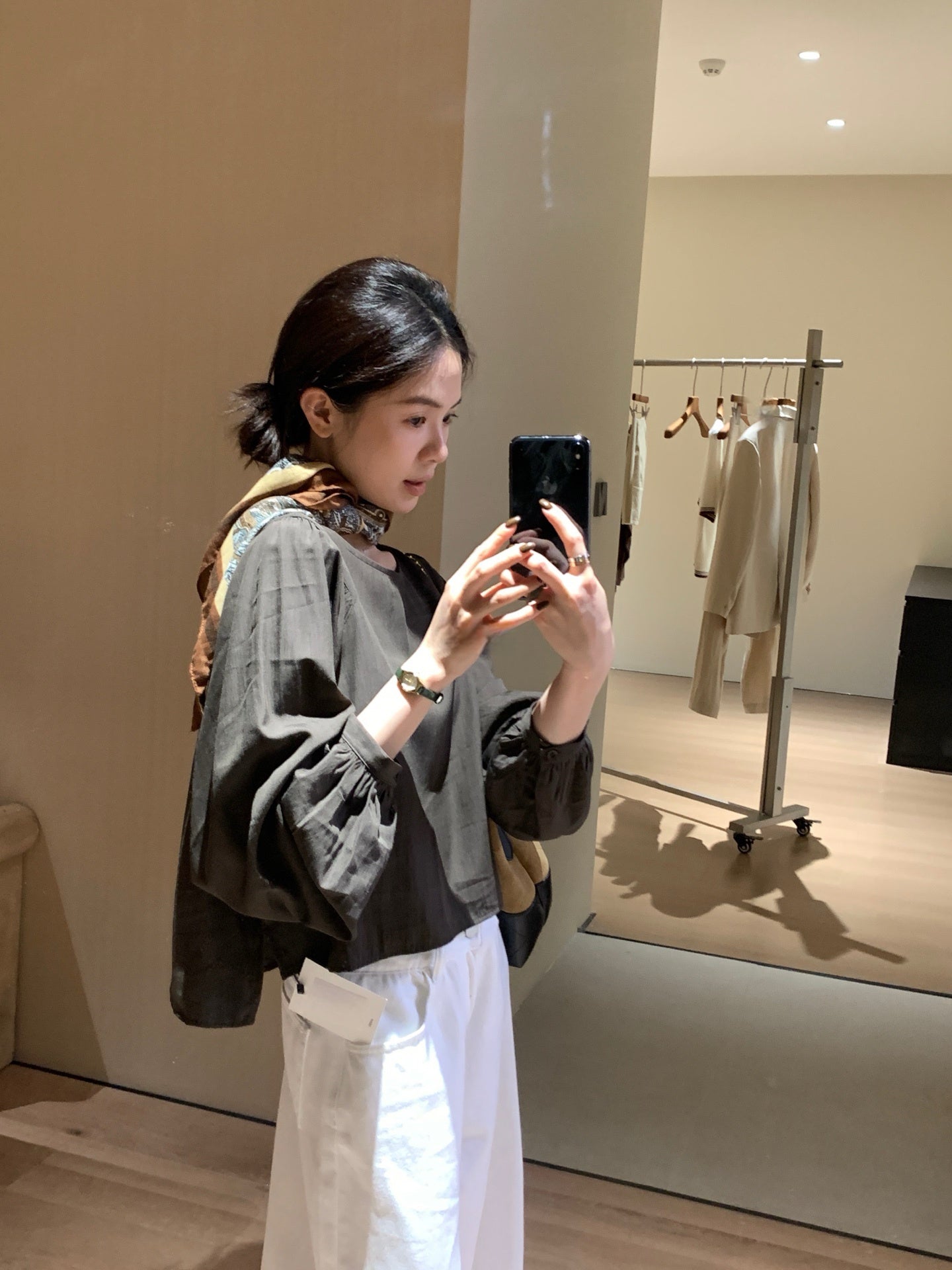 // 光滑質感微公主袖前短後長BL