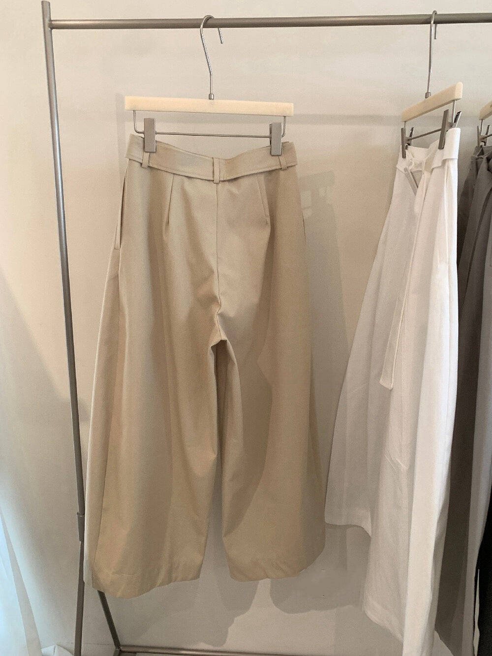 // 連腰帶超美褲型彎刀褲