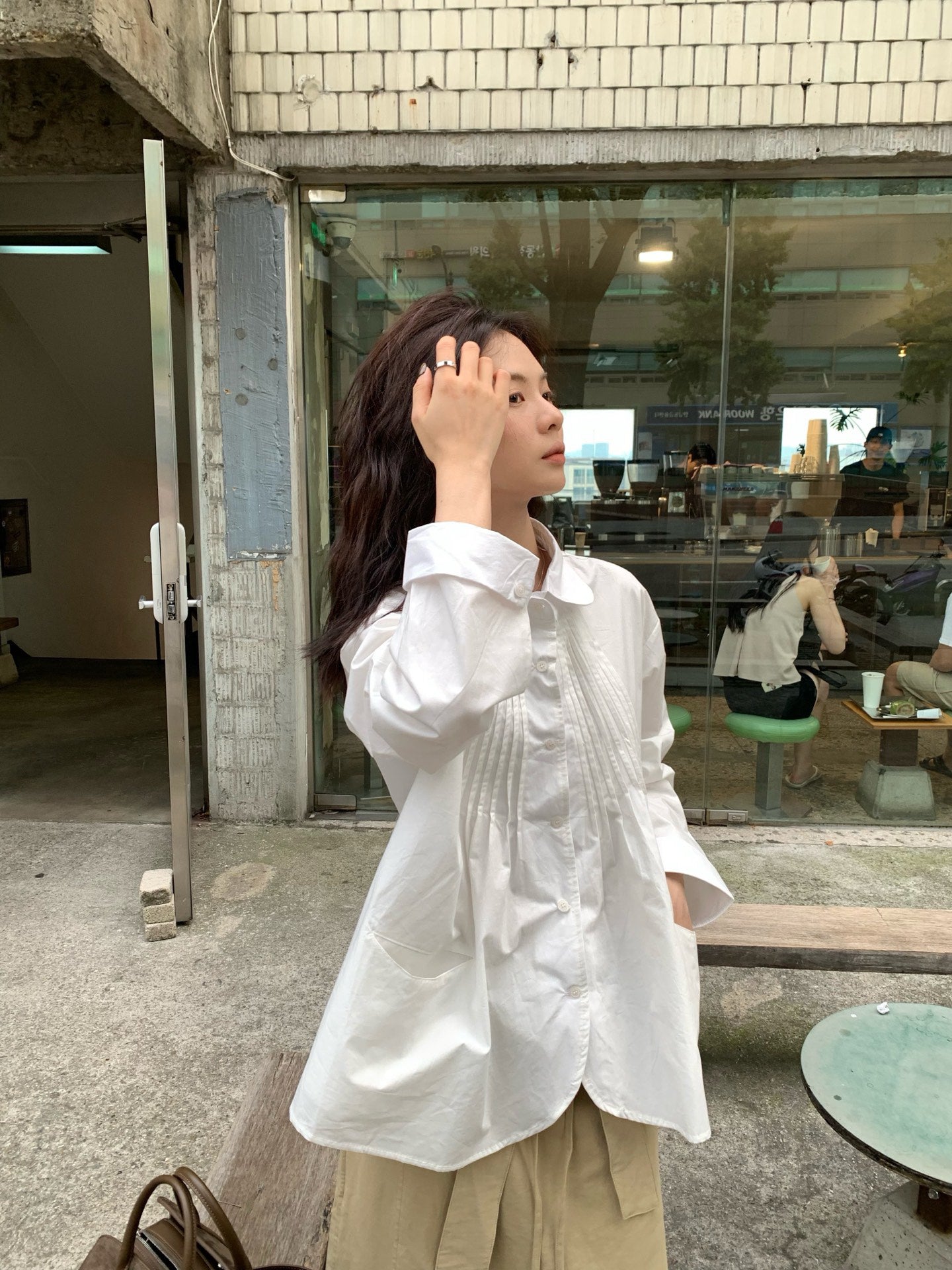 // 娃娃領壓褶設計弧邊SH