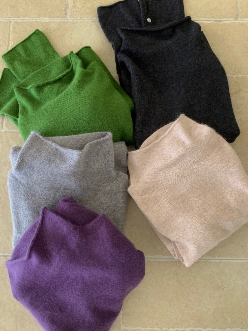 // 45%綿羊毛立領開叉袖花花鈕NT