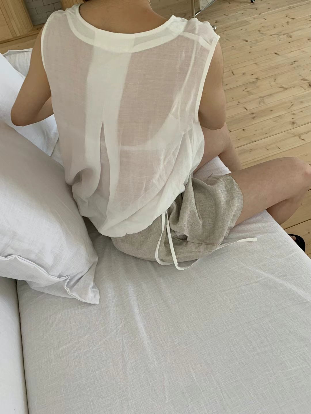 // 微透感鬆鬆領可束腳背心