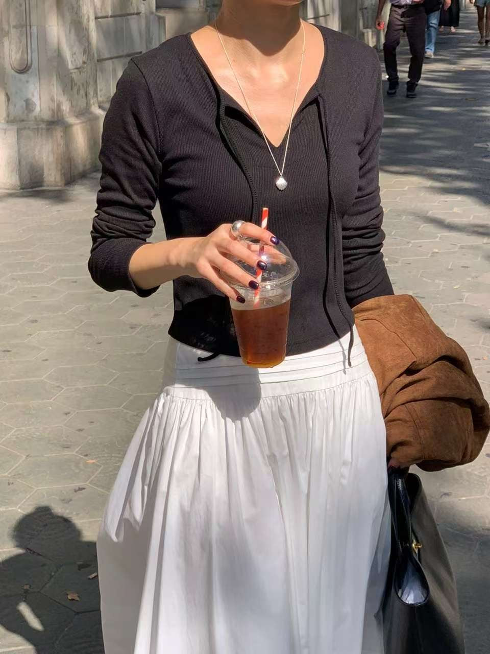 // 小V領綁繩彈性親膚TEE