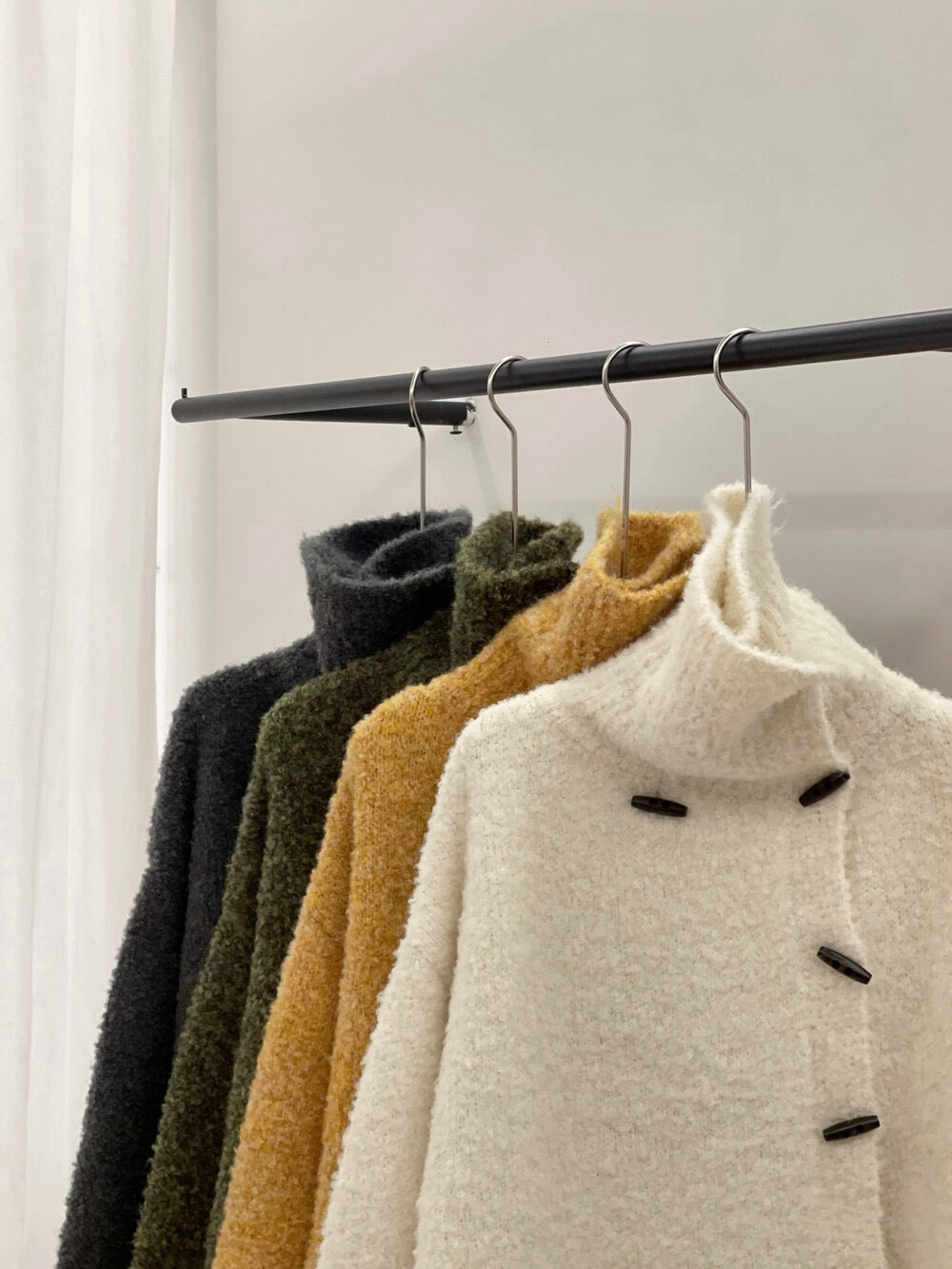 // 慵懶圈圈毛牛角鈕可立領毛衣CD