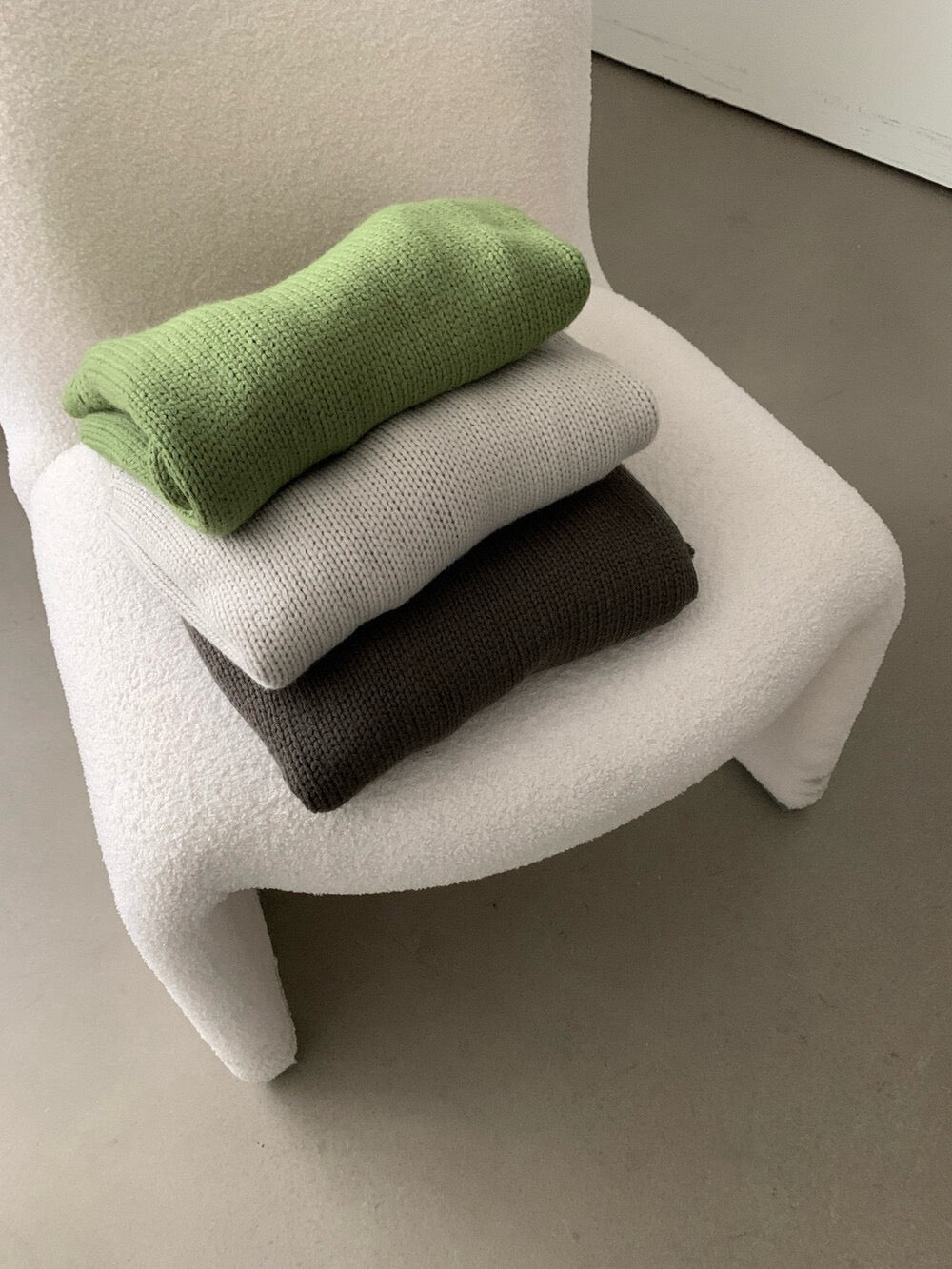 // 巨美粗針慵懶感落肩毛衣(連頸巾)